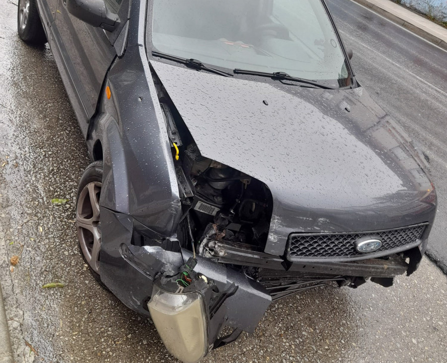 Herido un conductor nobel en una salida de vía en la Curva da Nogueira, en la Avenida de Ferrol, en Ribeira