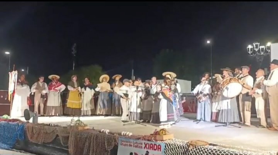 Los grupos folclóricos Xiada, Virgen del Carrascal y de Lordero se hermanan en un festival durante el Nazareno en A Pobra