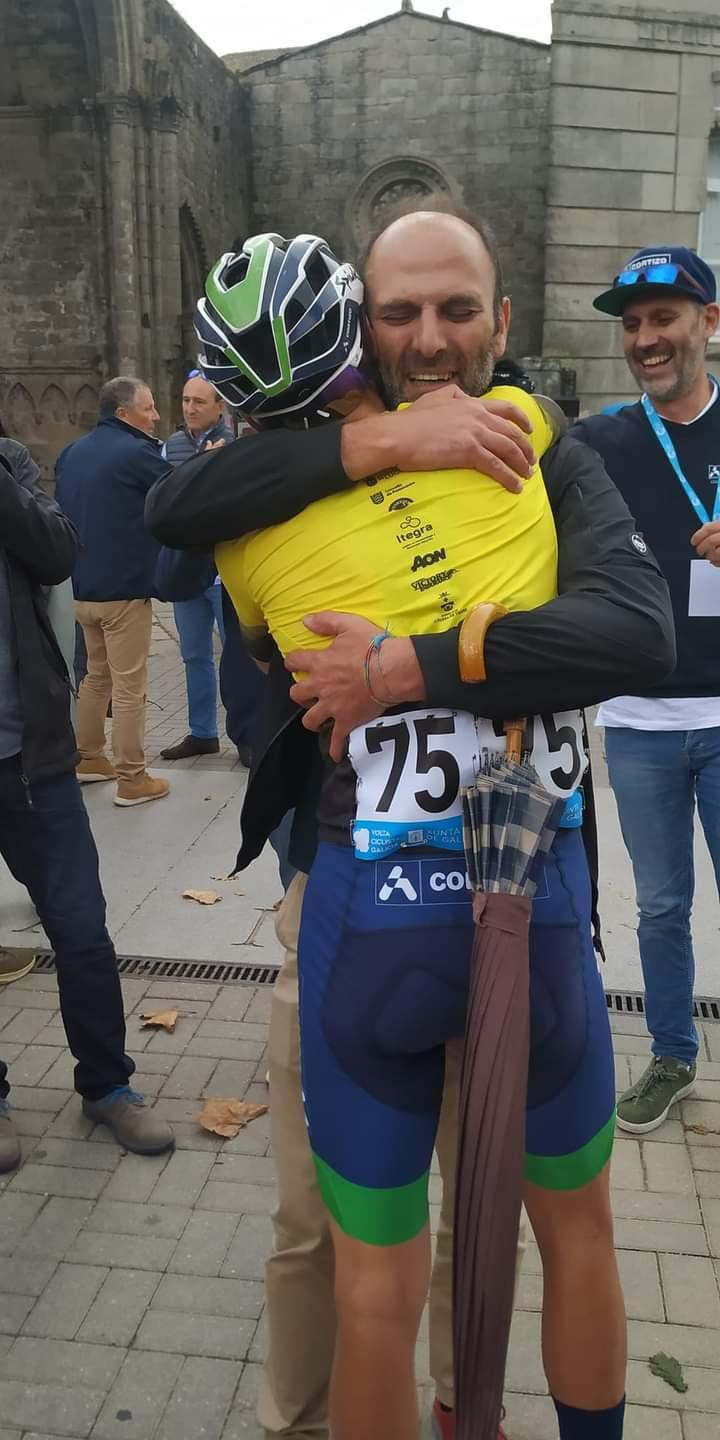 El padre de Martu00edn Rey le abraza, emocionado, tras ganar la Volta a Galicia con la llegada a Pontevedra   Antonio Caeiro