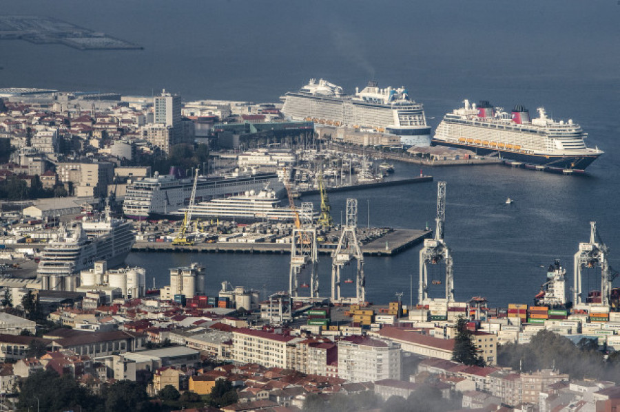 Un buque que transporta munición se refugia en Vigo desde hace una semana tras sufrir un "corrimiento de carga"