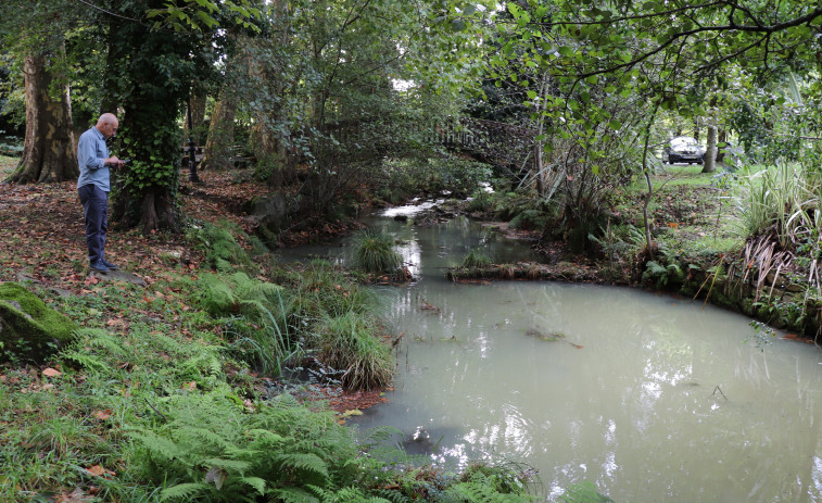 Castaño denuncia ante el Seprona un nuevo vertido al río Catoira