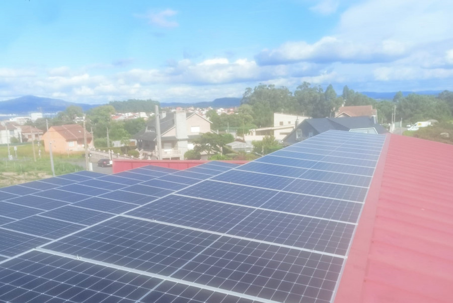 La comunidad energética de A Illa instala paneles solares, puntos de carga y se constituye en asociación