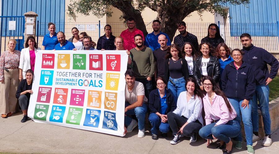 Trabajadores de Congalsa alzan la bandera de los Objetivos de Desarrollo Sostenible, iniciativa promovida por la ONU