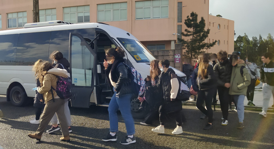 El consistorio de Ribeira albergará mañana una reunión para tratar de solventar los problemas del bus escolar