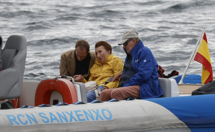 El rey Juan Carlos navega con su hermana y sus sobrinos y confía en ver a su hijo en Galicia