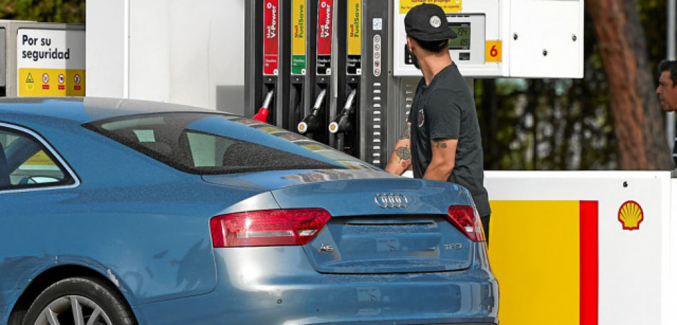 La gasolina baja al precio más bajo desde febrero y abarata los desplazamientos del puente