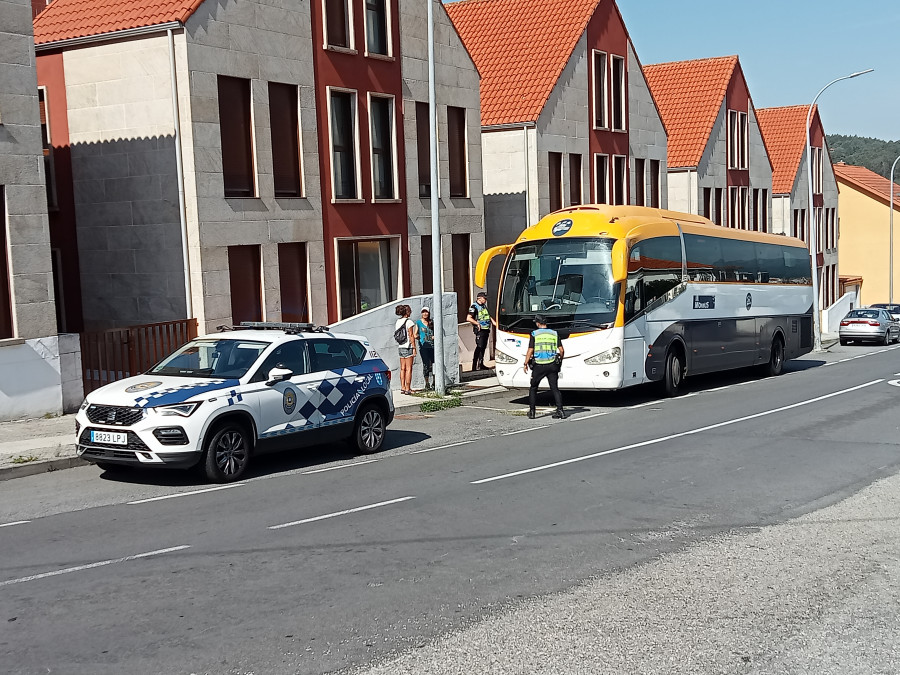 Inmovilizado en A Mámoa un autobús de la línea de A Pobra a Aguiño que derramaba gasóleo