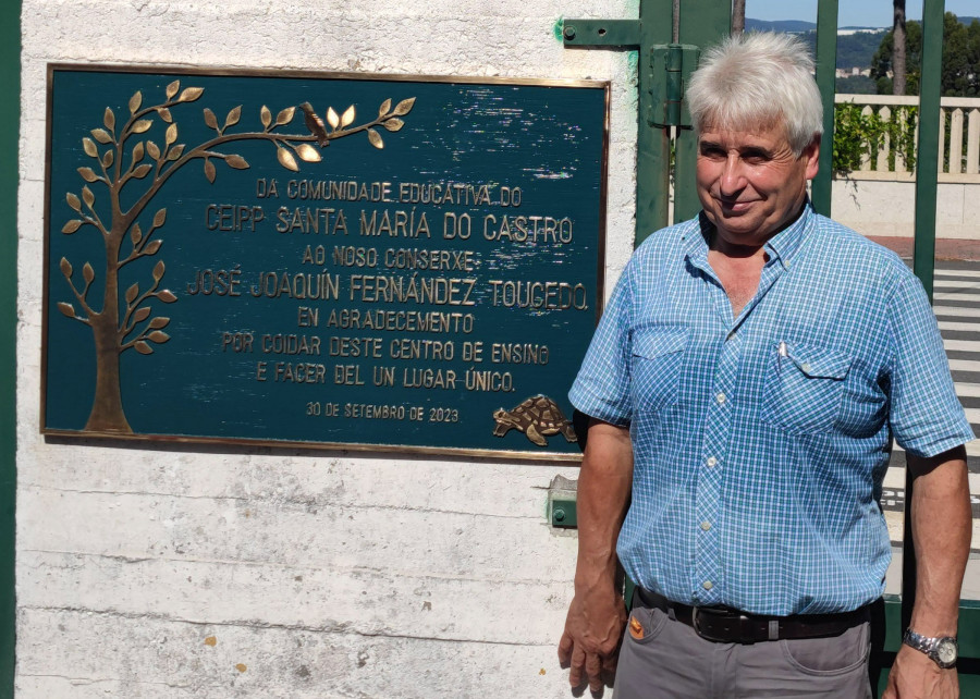 "Xocas" recibe una emotiva y calurosa despedida por su jubilación como conserje del CEIP Santa María do Castro