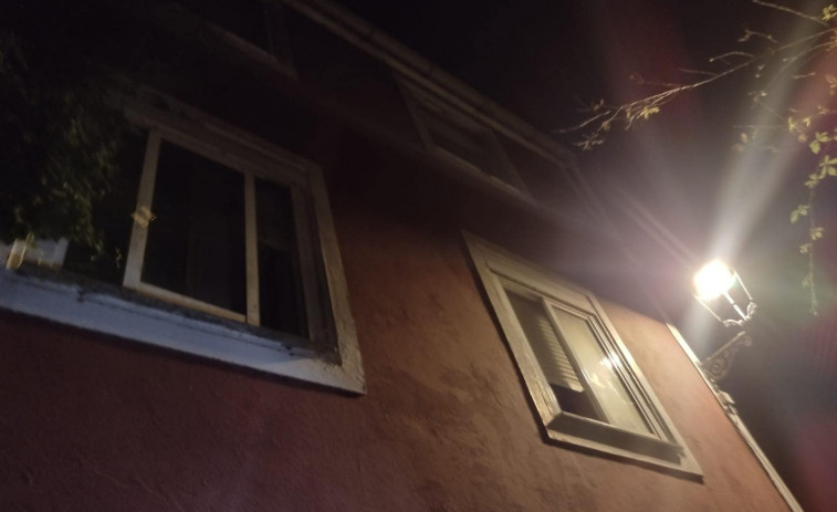 Sofocan un incendio en una casa abandonada de la calle Tetuán, en A Pobra