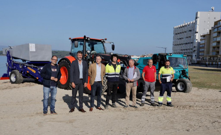 Una máquina especial para algas y un tractor con pala mejoran la limpieza de las playas