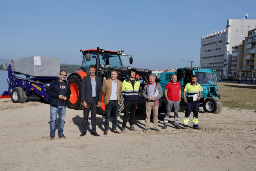 Una máquina especial para algas y un tractor con pala mejoran la limpieza de las playas