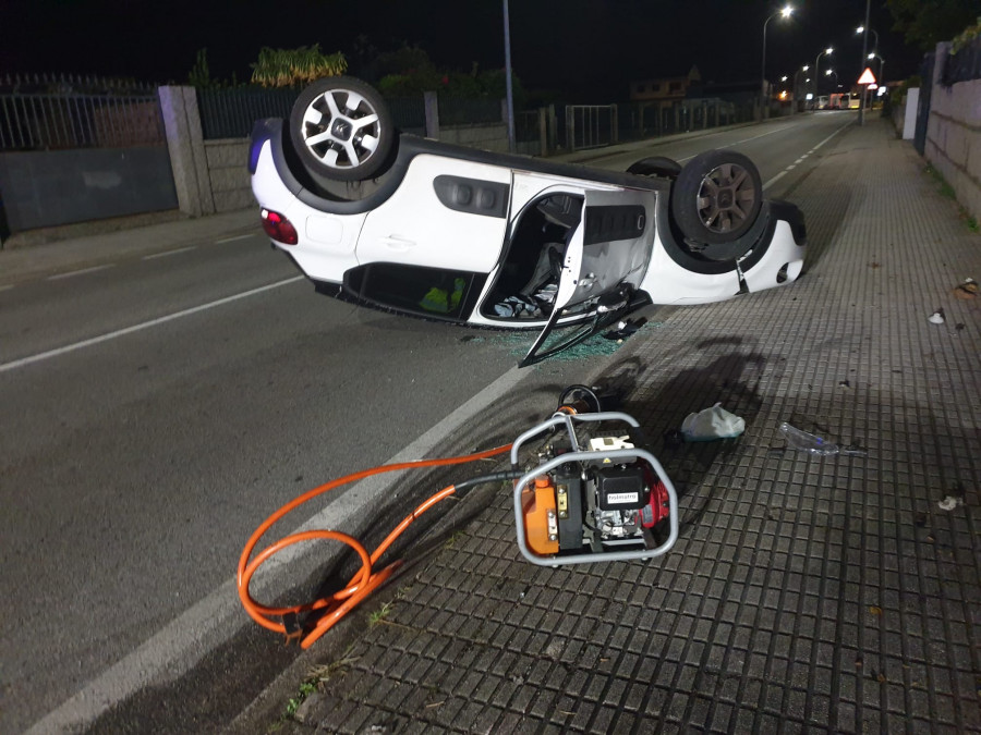 Una conductora vuelca su coche tras sufrir una salida de vía en el centro de Cambados