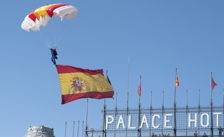 Los Reyes y la Princesa presiden un desfile del 12-O entre abucheos a Sánchez