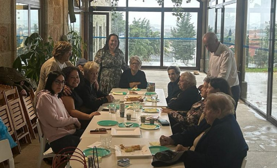 Usuarios de las Casas do Maior de Vilanova confraternizan con una jornada en Vista Real