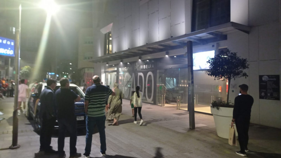 Una densa humareda en el interior de la plaza de abastos de Ribeira genera la alarma vecinal