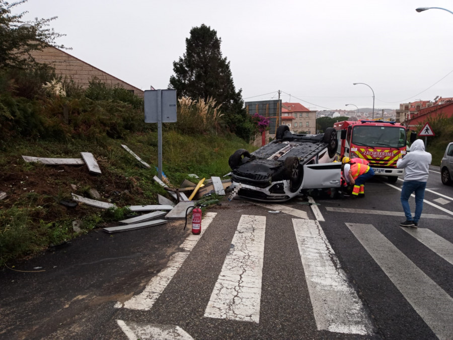 Una conductora vuelca su coche tras salirse de la vía y chocar contra un cartel en Sanxenxo