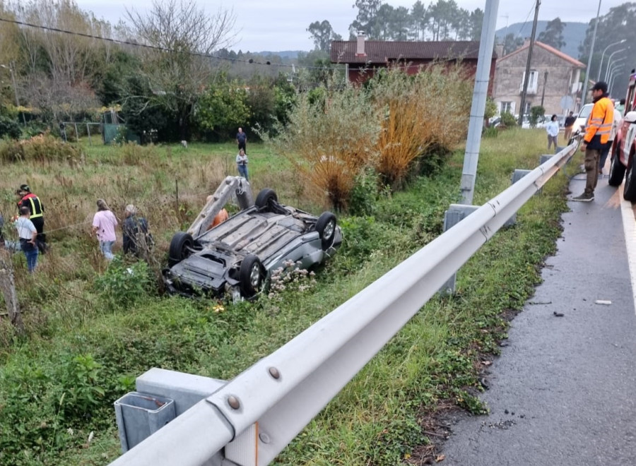 Aparatoso Accidente En Cuntis Se Sale De Vía Da Dos Vueltas De