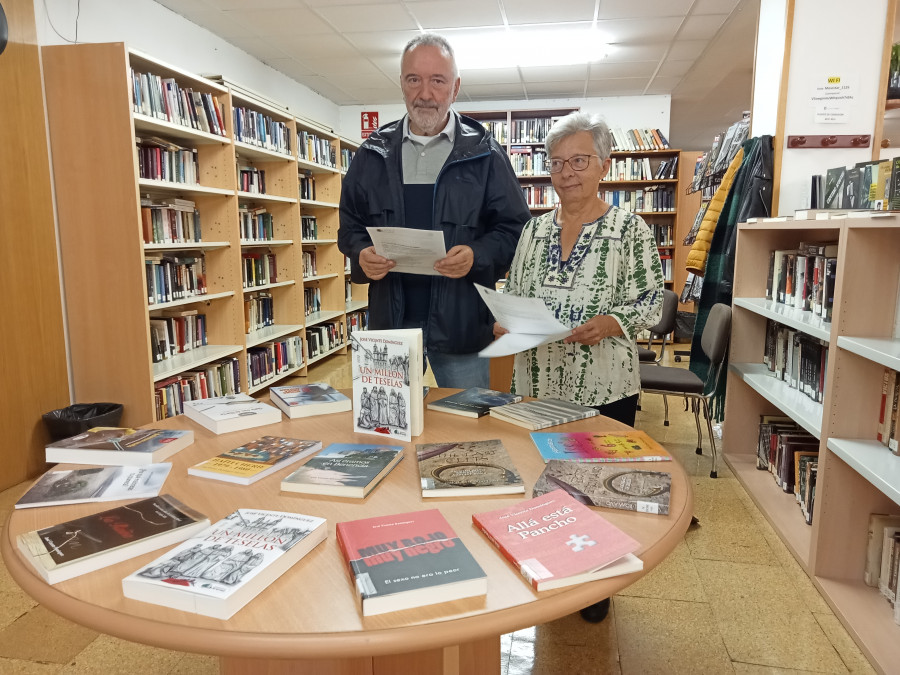 José Vicente Domínguez anuncia novela sobre conversaciones con ocas al donar sus 16 obras a la biblioteca de Ribeira