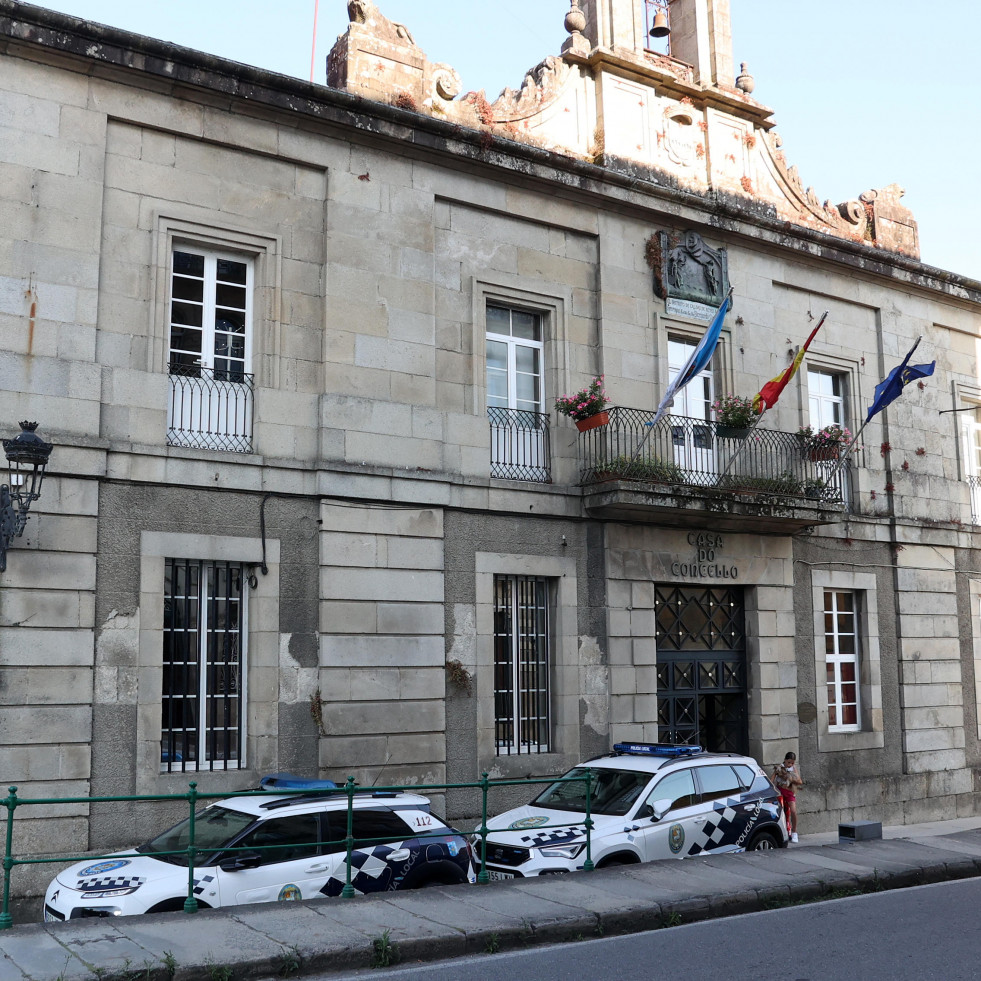 La Diputación instalará placas fotovoltaicas en el pabellón y la piscina de Caldas de Reis