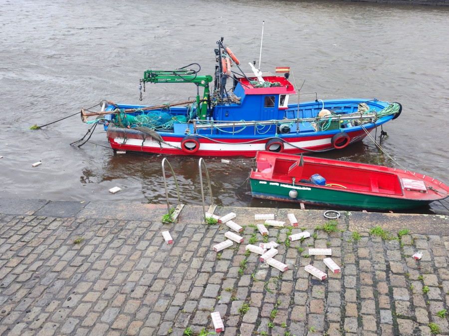 Aparecen cajetillas de tabaco flotando en el puerto de Pontecesures