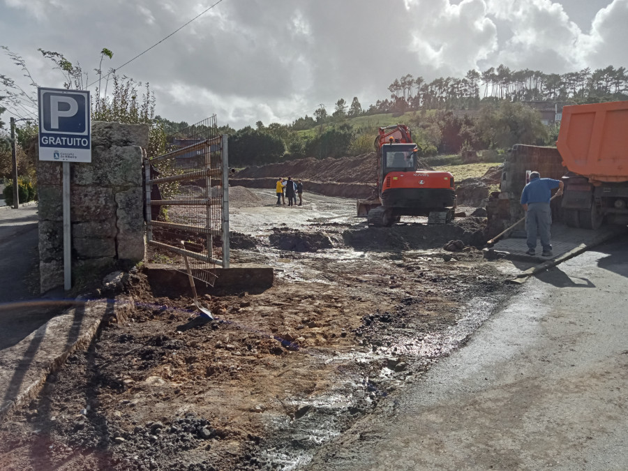 Acondicionan en Ribeira un nuevo parking gratuito para solucionar la falta de plazas en la ciudad