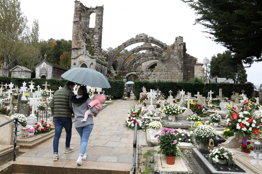 El recuerdo de los que no están desafía la lluvia y abarrota los cementerios