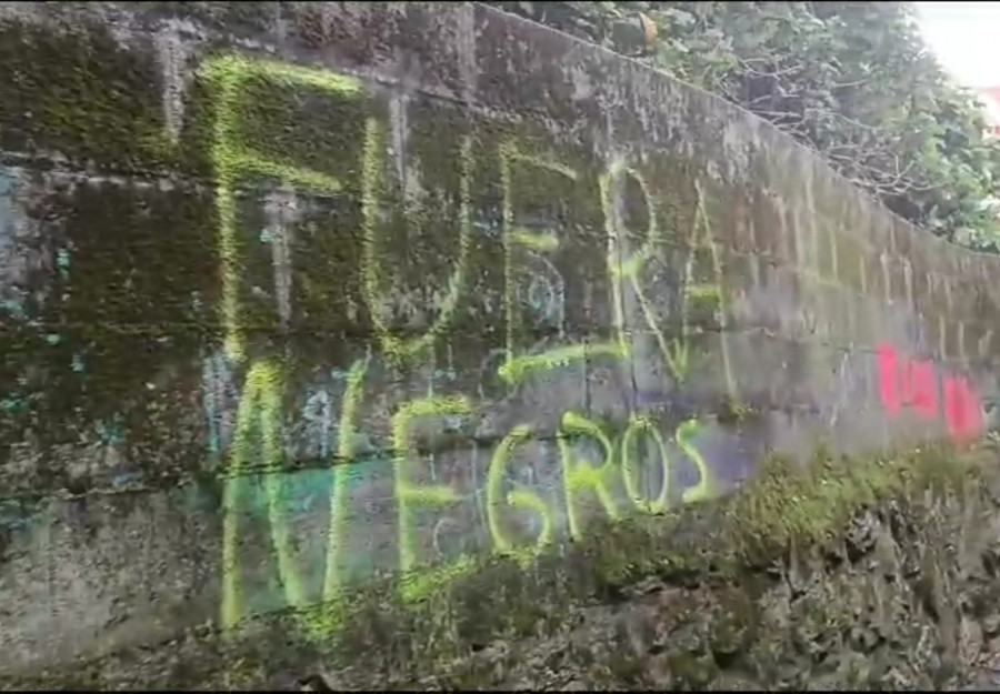 Aparecen pintadas racistas en Sanxenxo en contra de la llegada de los migrantes refugiados