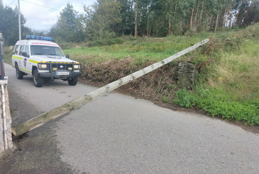 Emerxencias de Cambados interviene por postes y árboles caídos debido a la borrasca Ciarán