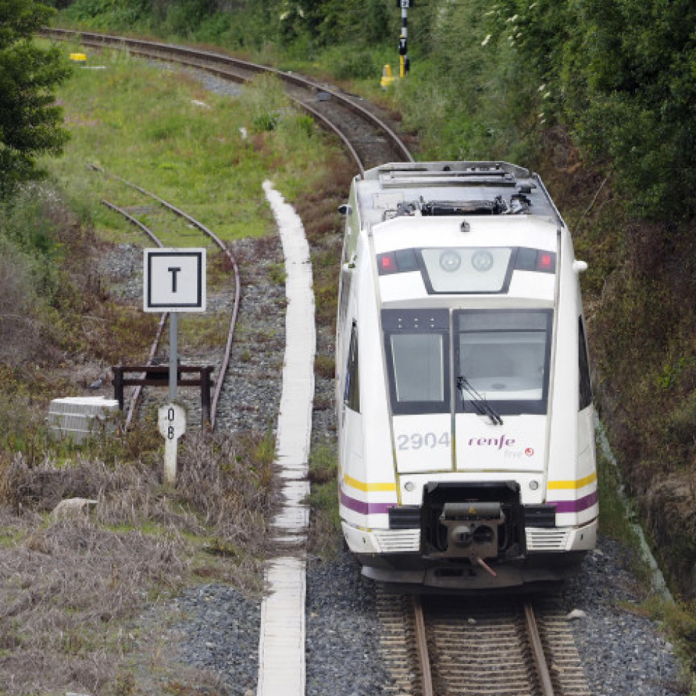 Descarrila un tren de pasajeros en Foz tras atropellar a dos caballos