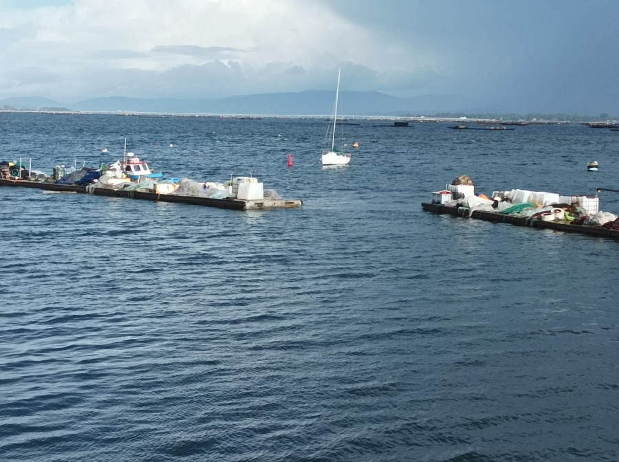 Rompe el dique flotante de O Grove y los coches se la juegan con el Umia