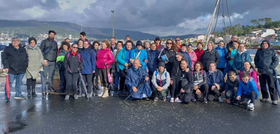 Exitosa ruta de senderismo por lugares emblemáticos de Cabo de Cruz que figuran en la novela “Marea morta”