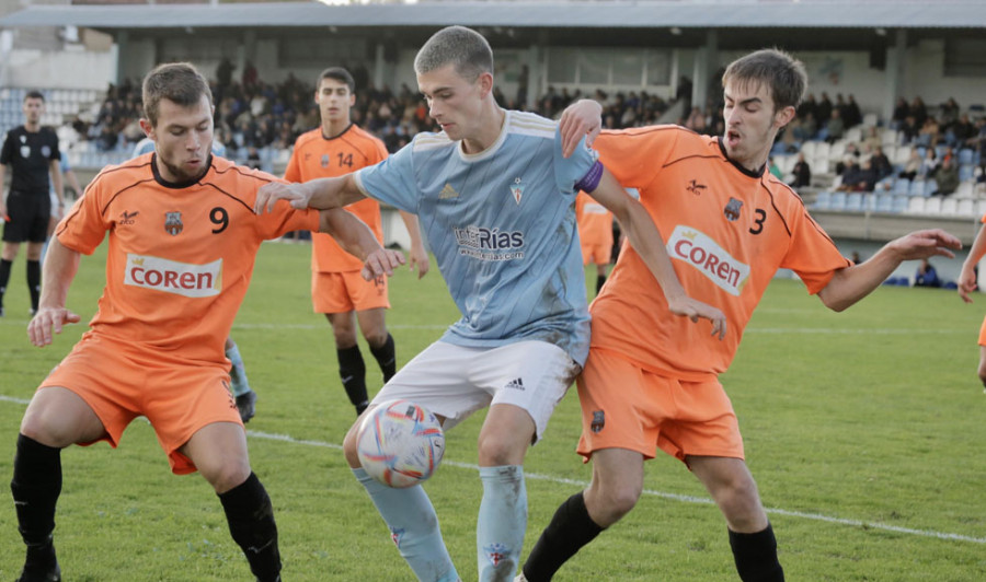 El Villalonga golea al Porriño en San Pedro  y es un poco más líder (4-0)