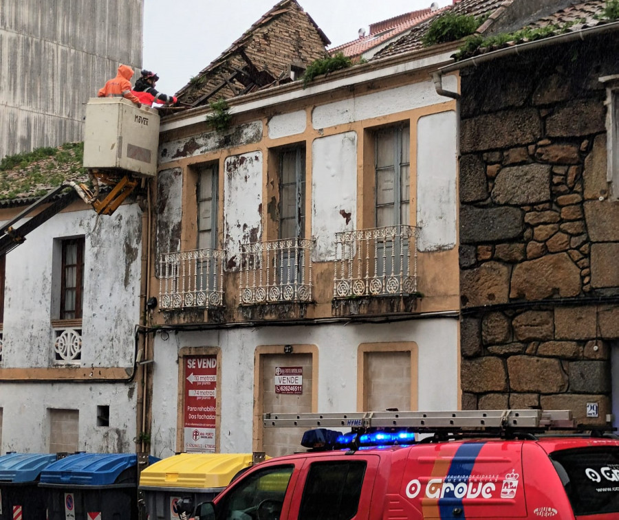 El riesgo de desprendimiento de un tejado de una vivienda en el centro de O Grove preocupa a los vecinos