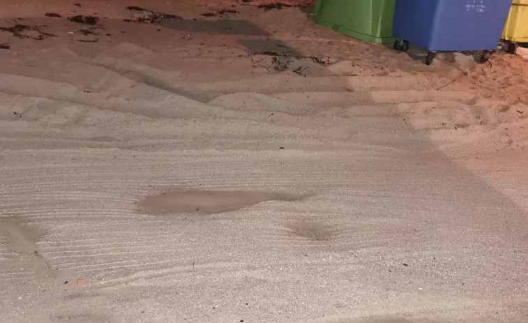 Reclaman la retirada de cuantiosa arena arrastrada por temporales y que cubre el paseo y carretera en Banda ó Río, en Boiro