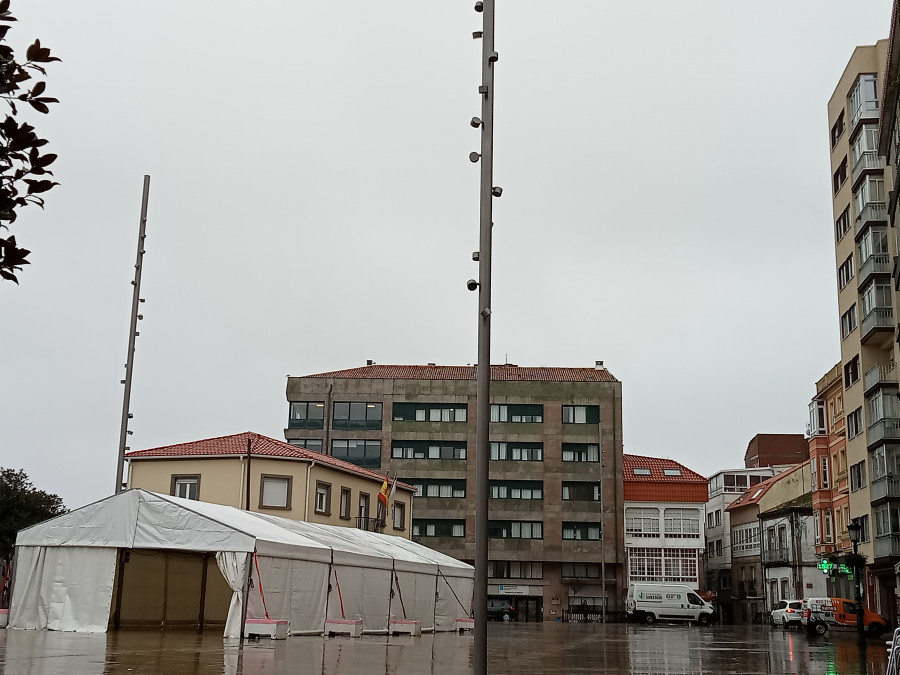 Instalan en el Malecón de Ribeira tres columnas altas con 15 proyectores para lograr mejorar su iluminación