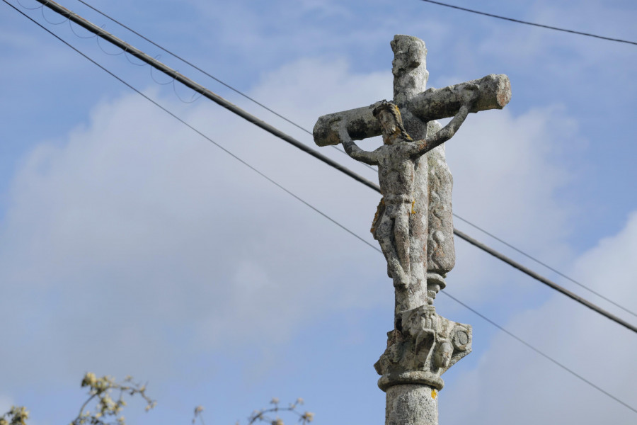 Cambados retira una parte del cruceiro dañado de As Quintáns por peligro de desprendimiento