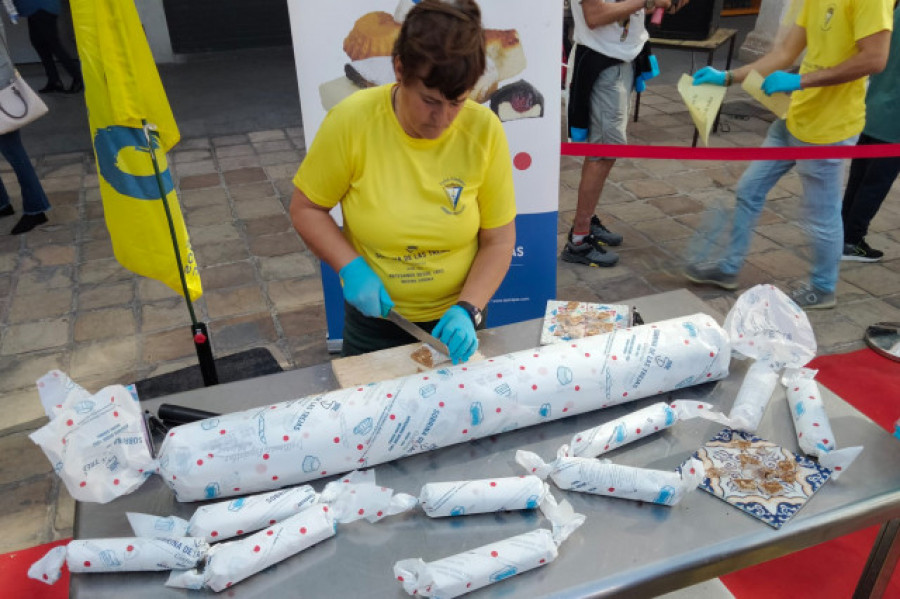 Medina Sidonia reparte el alfajor más grande del mundo