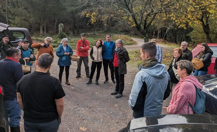 O Quinteiro de Temperán disfrutó de una jornada micológica con salida al monte y recetas con setas