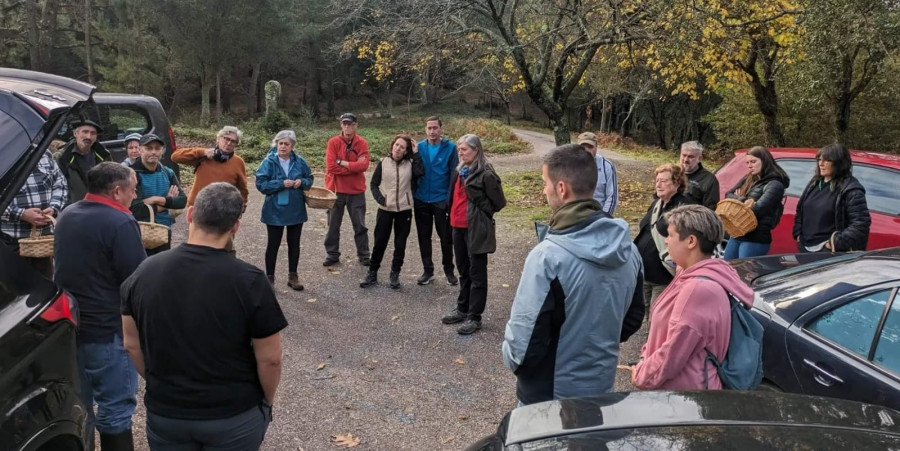 O Quinteiro de Temperán disfrutó de una jornada micológica con salida al monte y recetas con setas