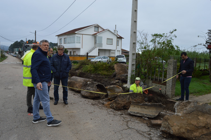 Avanzan las obras de asfaltado y mejora de seguridad del vial A Salgueira-Arnosa con la canalización de pluviales