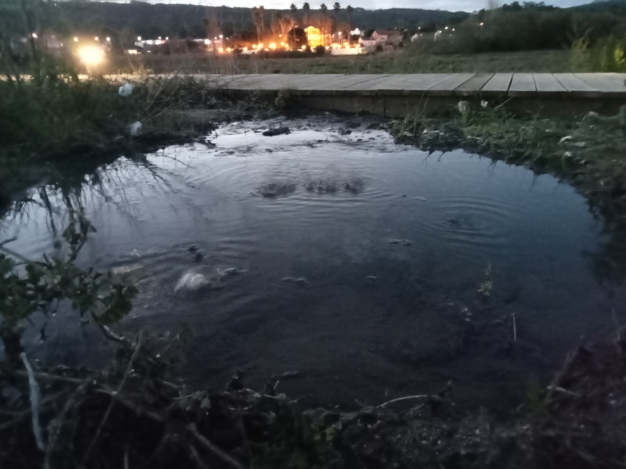 Advierten de un vertido de aguas residuales en un entorno próximo al río en la playa de Coroso