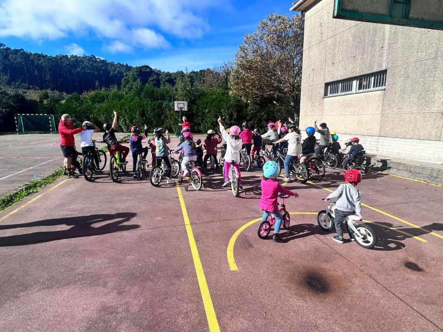 El CEIP Armenteira y el club ciclista local se unen para fomentar la práctica deportiva en los alumnos