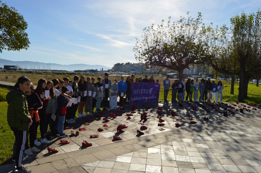 Alumnos del IES de Sanxenxo realizan una intervención artística en el Paseo de Baltar por el 25-N