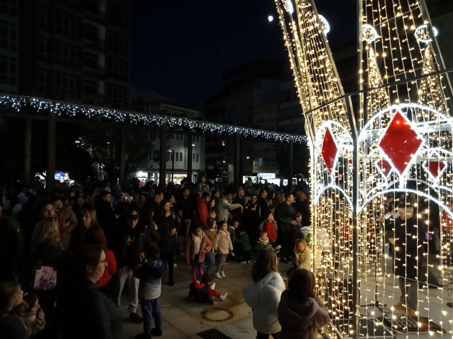 Ribeira estrenó su Navidad con el descubrimiento del belén municipal y el encendido del alumbrado