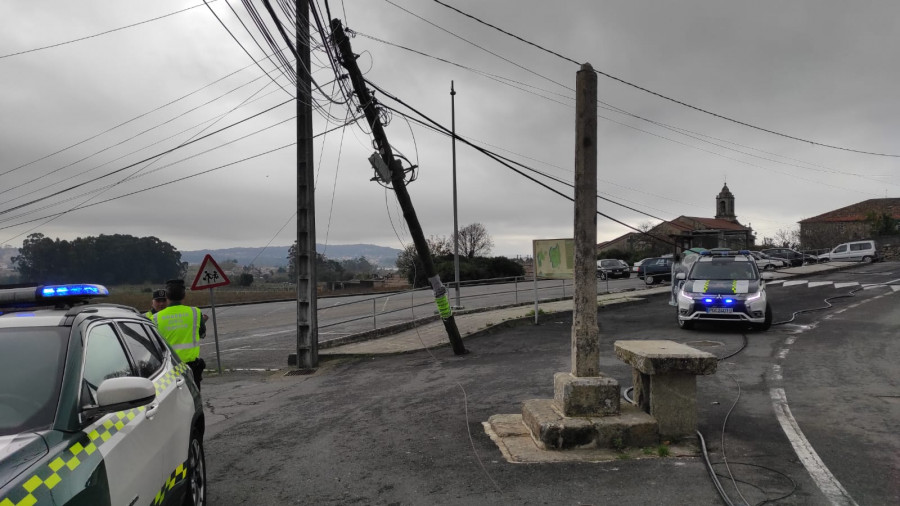 Los cables donde se enganchó el camión que arrasó con cinco postes y el cruceiro de Cambados “estaban demasiado baixos”