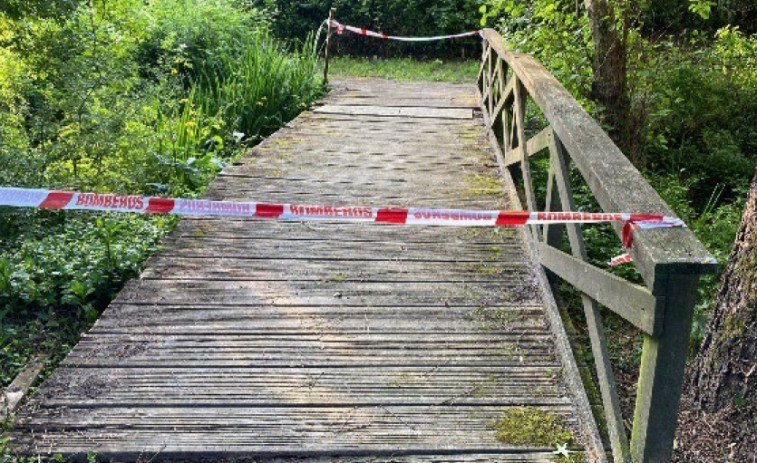 El Concello de Sanxenxo renovará el puente y la pasarela del sendero de Major y los baños de la playa de Foxos