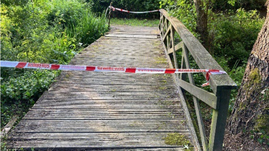 El Concello de Sanxenxo renovará el puente y la pasarela del sendero de Major y los baños de la playa de Foxos