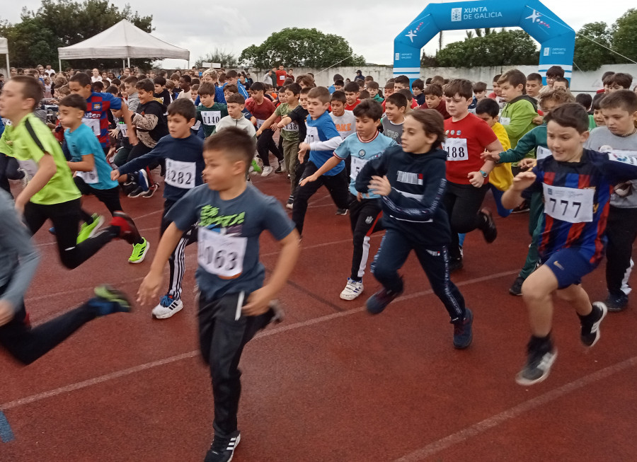 Unos 1.100 niños completaron su participación en el Cross Escolar disputado en el estadio de A Alta de A Pobra