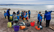 Escolares del CEIP As Bizocas recogen media tonelada de restos y basura en la playa de Raeiros