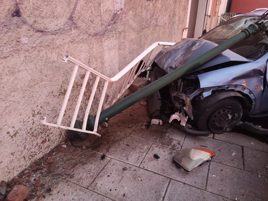 El dueño del coche siniestrado en la Avenida da Coruña de Ribeira, y cuyo conductor se dio a la fuga, denuncia su robo